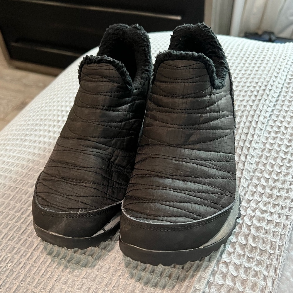Merrell boys size 5, women’s size 6.5 winter shoes!